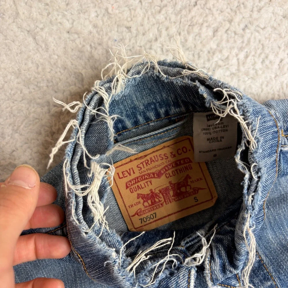 Levis 70507 Standard Trucker Denim Jacket Mens Small Blue Distressed Vintage Y2K - Picture 3 of 7